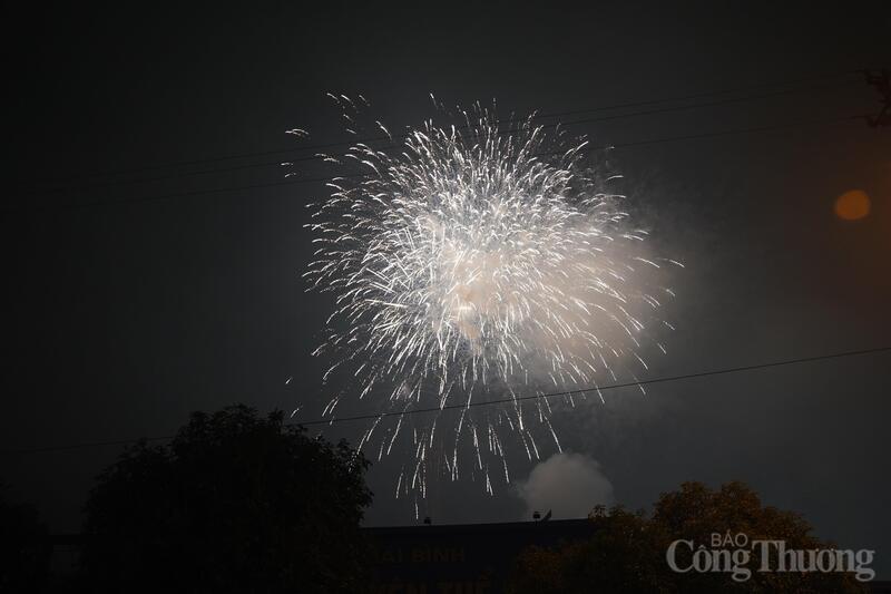 Rực rỡ pháo hoa đón giao thừa Bính Ngọ 2026 tại Hưng Yên - 6