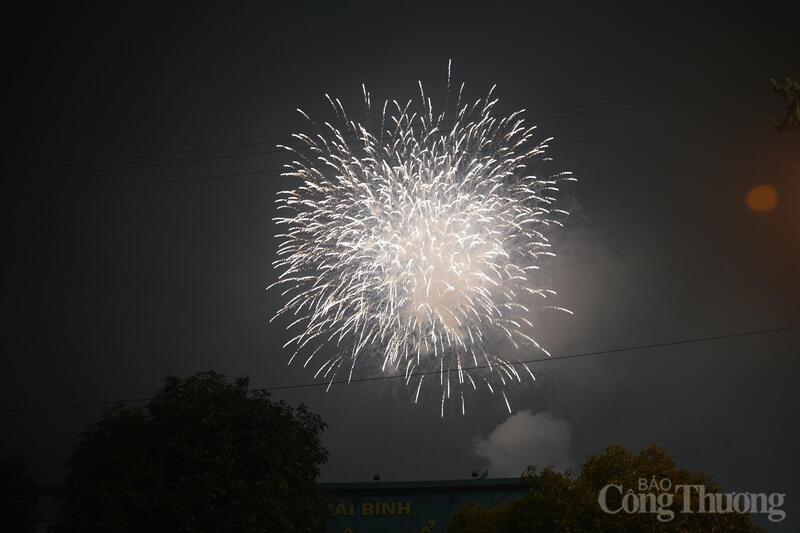 Rực rỡ pháo hoa đón giao thừa Bính Ngọ 2026 tại Hưng Yên - 7