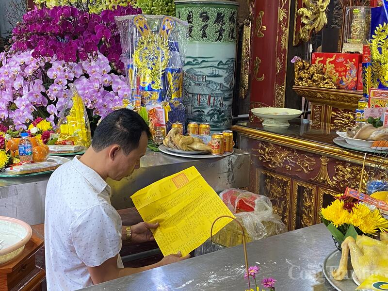 Gia đình anh Nguyễn Viết Hoàng (tỉnh Thái Bình) tới dâng lễ tại ền Tranh từ sáng sớm, thành tâm cầu mong năm mới bình an, công việc thuận lợi, gia đình sum vầy, hạnh phúc.