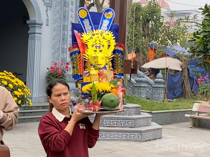 Chị Nguyễn Thu Hương (xã Vĩnh Lại, TP. Hải Phòng) bày tỏ: “Năm nào gia đình tôi cũng cố gắng thu xếp về đền Tranh từ sáng mùng 1 để dâng hương. Đầu năm đi lễ, lòng thấy nhẹ nhõm và an tâm hơn. Tôi chỉ mong năm mới gia đình mạnh khỏe, công việc thuận lợi, các con chăm ngoan, học hành tiến bộ.”