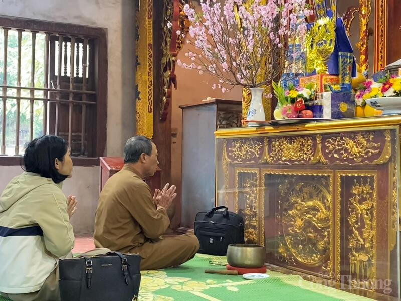 Giữa không gian linh thiêng, từng lời cầu chúc năm mới được gửi gắm qua nén hương thơm.