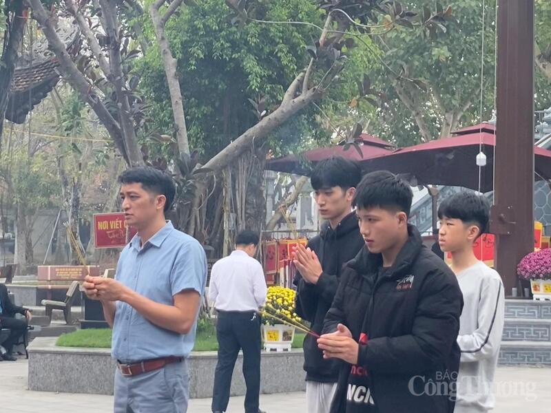 Người dân và du khách cầu mong một năm mới an lành, may mắn.