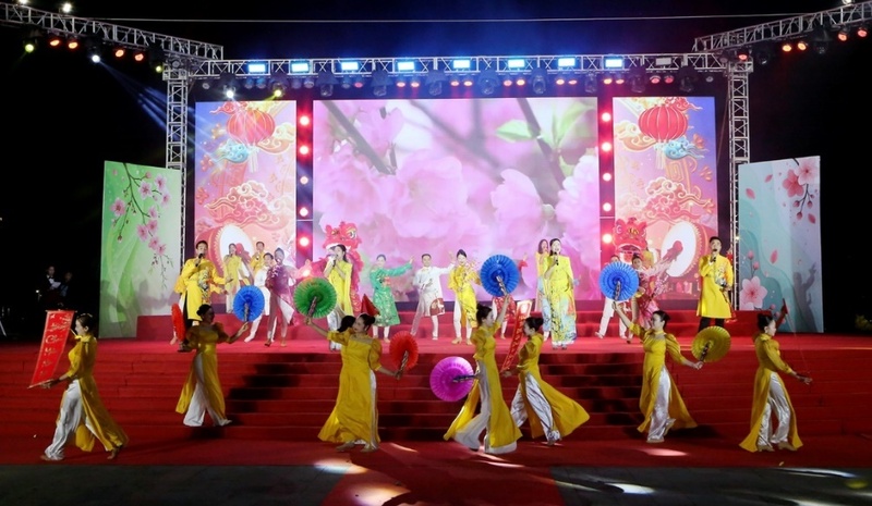 Các màn múa hát hấp dẫn đã đem lại cho người dân nhiều cung bậc cảm xúc. Ảnh: CTV
