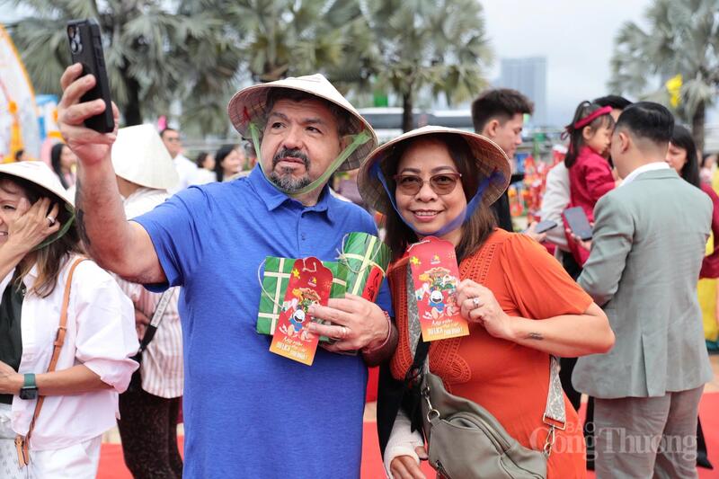 Những nụ cười rạng rỡ đầu Xuân của du khách quốc tế