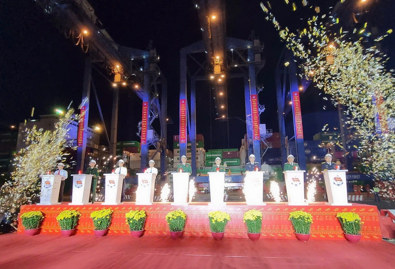 Đại biểu thực hiện nghi thức phát lệnh làm hàng đầu xuân.