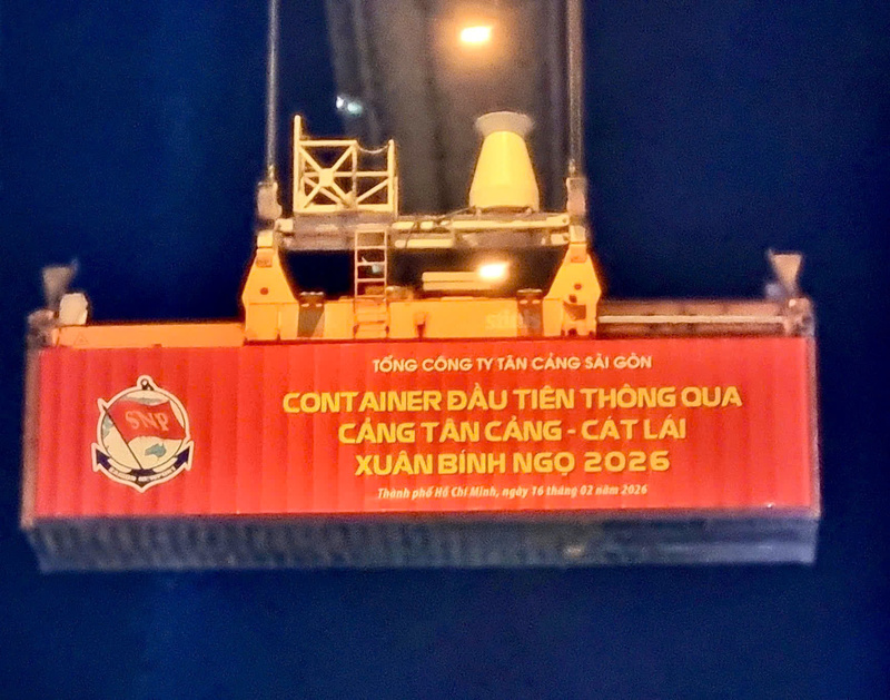 Container đầu tiên sau phát lệnh làm hàng được xếp lên tàu EVER BRAVE của hãng tàu EVER GREEN.