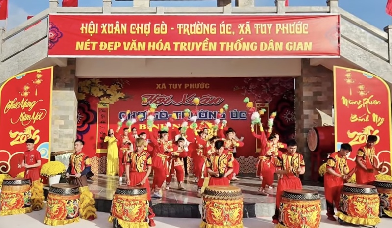 Không gian rộn ràng tiếng trống hội.