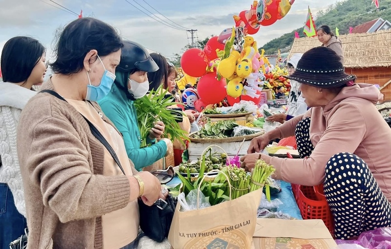 Phiên chợ chỉ họp một buổi sáng đầu năm vẫn khiến người ta tìm về, bởi ở đó không chỉ có hàng hóa mà còn có ký ức. Ảnh: Huỳnh Vỹ