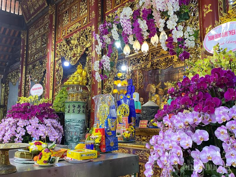 Những lễ vật giản dị nhưng đậm nét truyền thống trong ngày đầu xuân của người dân dâng lên ban thờ như gửi gắm ước nguyện và lòng thành kính.