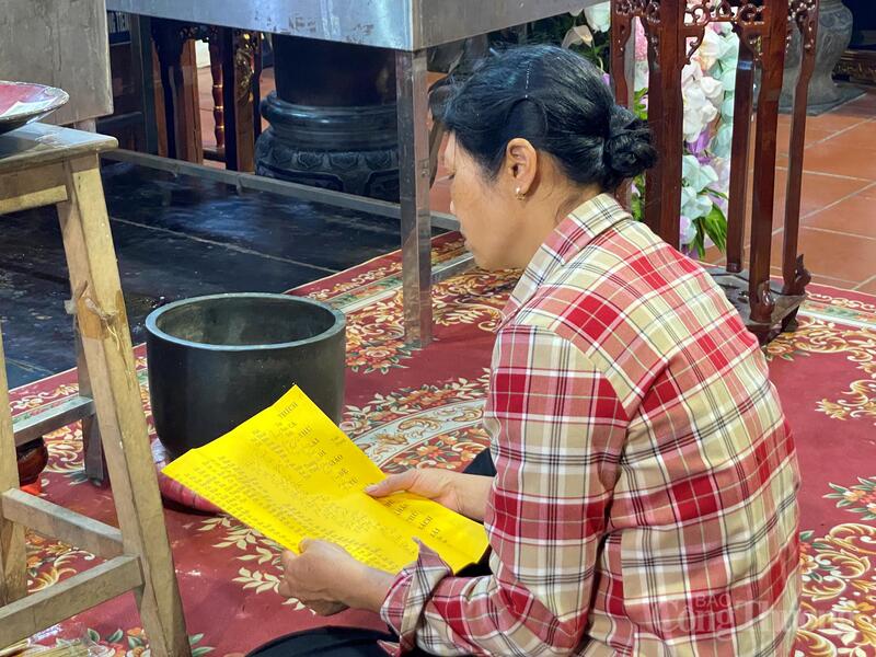 Cô Nông Thị Hoài (xã Vĩnh Lại, TP. Hải Phòng) thành kính ngồi khấn nguyện trong chính điện đền Tranh sáng mùng 1 Tết chia sẻ: “Đầu năm được vào đền thắp hương, ngồi khấn vài phút là thấy lòng nhẹ nhõm hơn. Tôi chỉ mong gia đình mạnh khỏe, con cháu yên ấm, một năm mới bình an, mọi việc thuận lợi.”