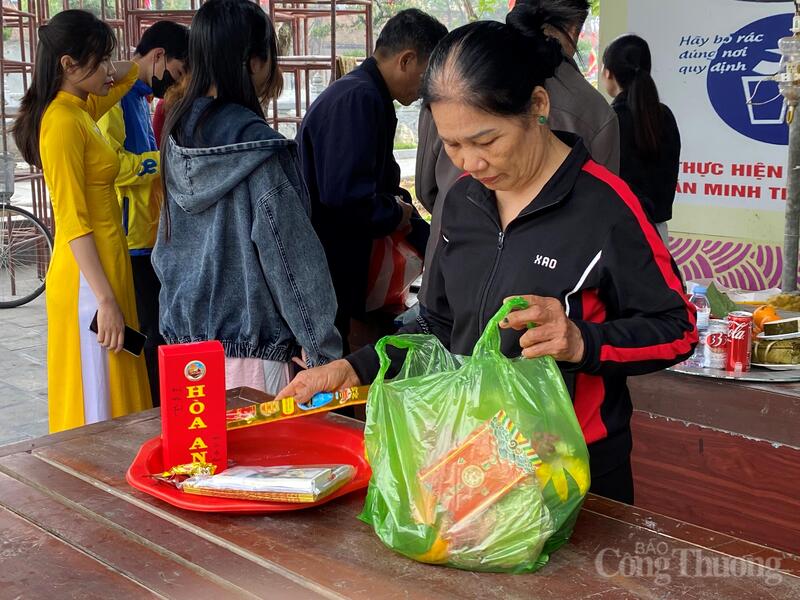 Bác Nguyễn Thị Sáu (thị trấn Ninh Giang, TP. Hải Phòng) vừa cẩn thận xếp lại mâm lễ, vừa chia sẻ: “Đi lễ đầu năm quan trọng nhất là cái tâm. Lễ nhiều hay ít không bằng sự thành kính. Tôi chỉ mong năm mới gia đình bình an, con cháu làm ăn thuận lợi, mọi việc suôn sẻ.”