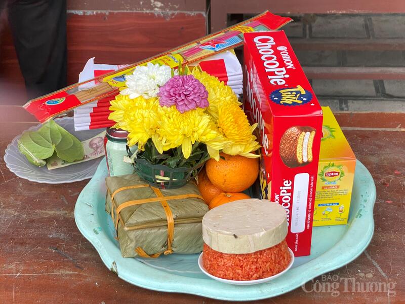 Mâm lễ được người dân chuẩn bị chu đáo, bày biện đầy đủ hoa quả, bánh kẹo và đồ mặn thành kính dâng lên ban thờ trong sáng mùng 1 Tết.