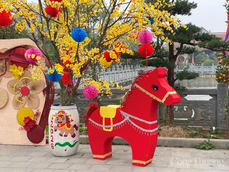 Hình ảnh ngựa xuân và cây mai tạo điểm nhấn trước cổng đền trong ngày đầu năm mới.
