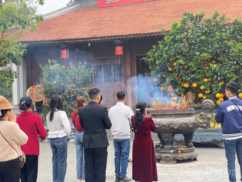 Từng nén hương được người dân và du khách thập phương thắp lên trước cổng đền, gửi gắm ước vọng hanh thông, thuận lợi.