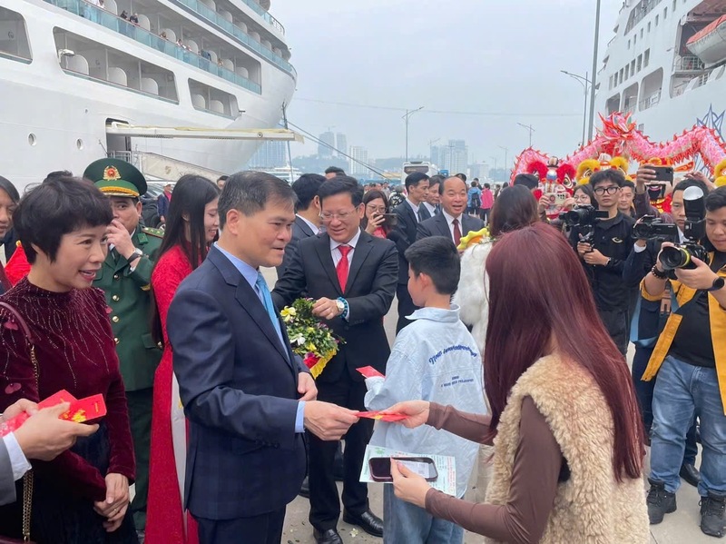 Lãnh đạo tỉnh Quảng Ninh lì xì may mắn tới du khách "xông đất" thăm quan vịnh Hạ Long sáng mùng 1 Tết. Ảnh: Thanh Tùng