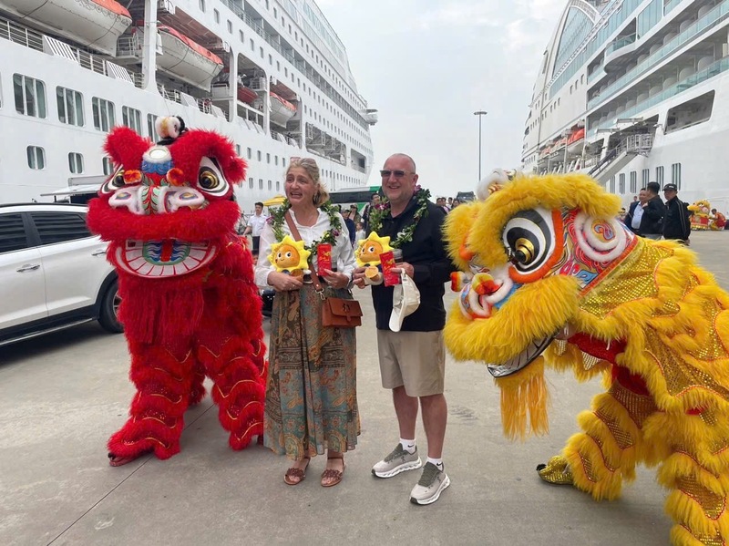 Khách quốc tế bày tỏ niềm vui, hạnh phúc khi được đón tiếp chu đáo tại Quảng Ninh. Ảnh: Thanh Tùng