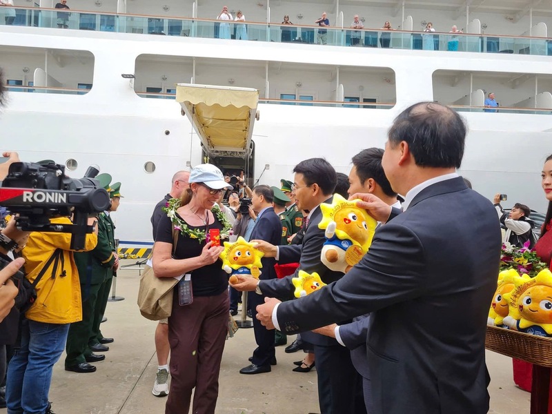Quảng Ninh: Hàng nghìn du khách quốc tế 'xông đất' đầu năm - 3