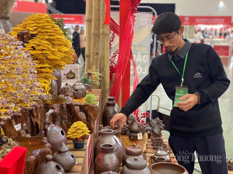 Anh Nguyễn Thanh Bảo - chủ cơ sở sản xuất, trải nghiệm gốm Phước Tích - Ô Lâu. Ảnh: Hải Linh