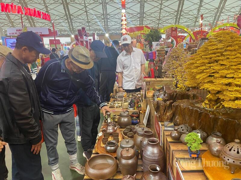 Gian trưng bày gốm Phước Tích thu hút sự quan tâm của khách tại Hội chợ Mùa Xuân. Ảnh: Hải Linh
