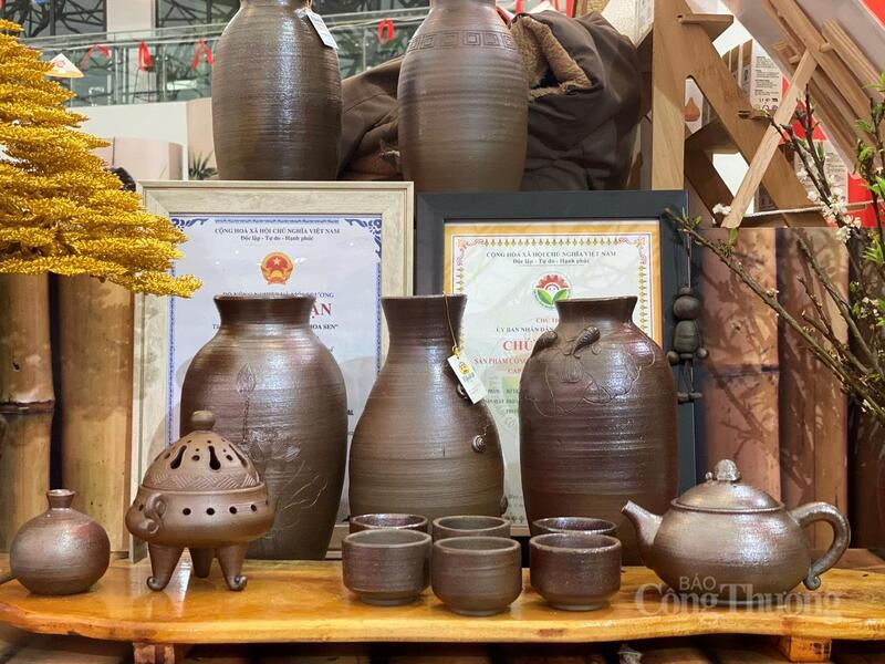 Mỗi loại củi dùng để nung, mỗi vị trí trong lò sẽ cho ra sản phẩm gốm có màu men khác nhau. Ảnh: Hải Linh