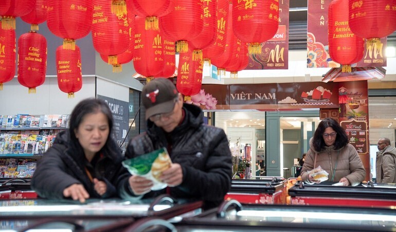 Kiều bào Việt Nam cùng người tiêu dùng Pháp dừng lại trải nghiệm hái lộc đầu xuân, thưởng thức phở VIFON nóng hổi, tìm hiểu cách chế biến các sản phẩm, thực phẩm Việt Nam. Ảnh: Minh Duy