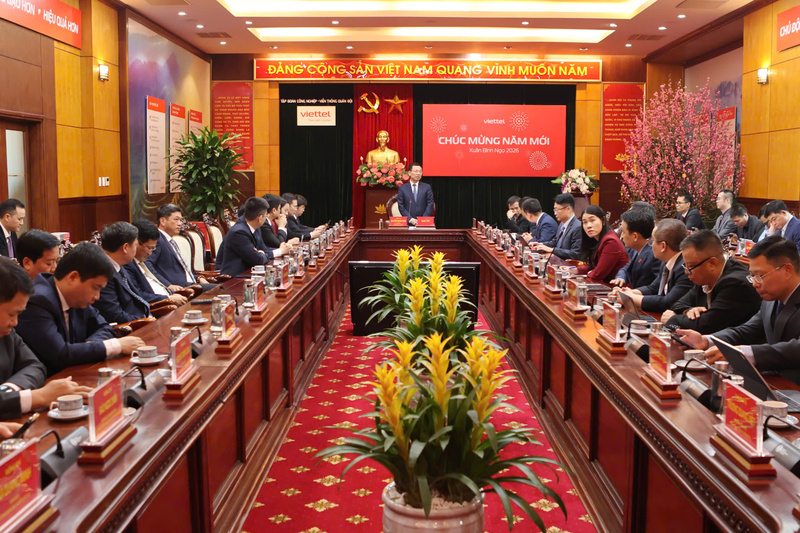 Bộ trưởng Nguyễn Mạnh Hùng thăm, động viên lực lượng trực Tết tại Tập đoàn Công nghiệp - Viễn thông Quân đội (Viettel)