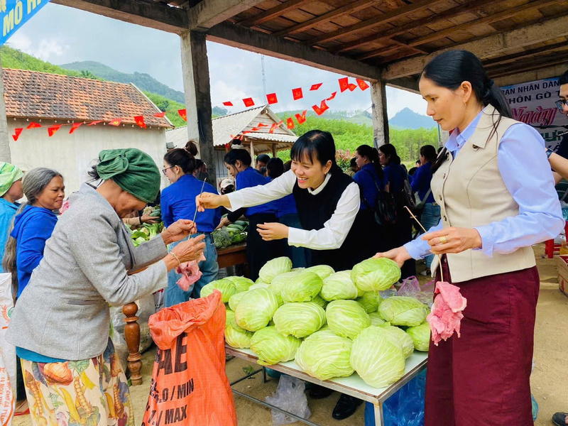 Công an xã Sơn Mai tổ chức phiên chợ "0 đồng" lần thứ 12 dành cho bà con nghèo tại địa phương. Ảnh: ĐVCC