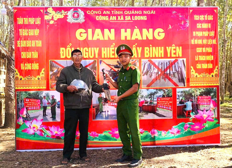Công an xã Sa Loong triển khai mô hình “Gian hàng đổi nguy hiểm - lấy bình yên”. Ảnh: ĐVCC