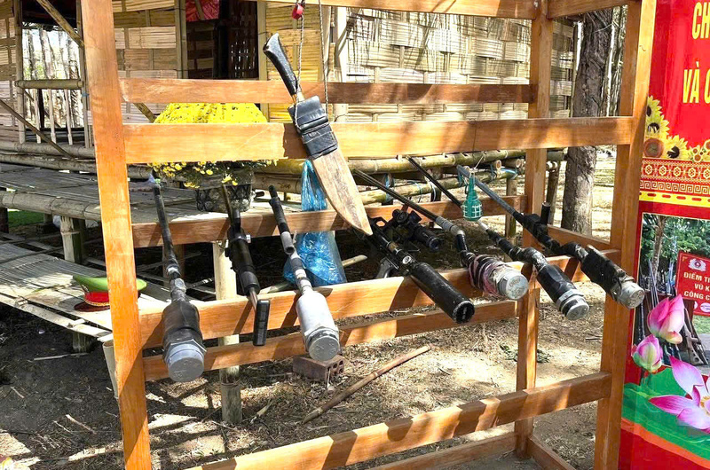 Người dân giao nộp các loại vũ khí, hung khí gây sát thương như: dao, kiếm, súng, vật liệu nổ… để đổi lấy mũ bảo hiểm, mì tôm, nước mắm. Ảnh: ĐVCC