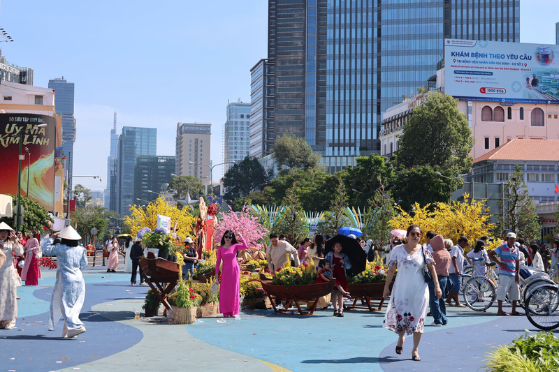 Dòng người nối nhau du xuân, cùng chia sẻ những lời chúc tốt đẹp trong ngày đầu năm mới 2026. Ảnh: Minh Anh