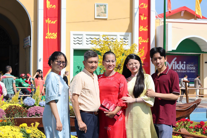 Nhiều gia đình chọn diện áo dài đồng bộ với màu sắc rực rỡ để du xuân. Ảnh: Minh Anh