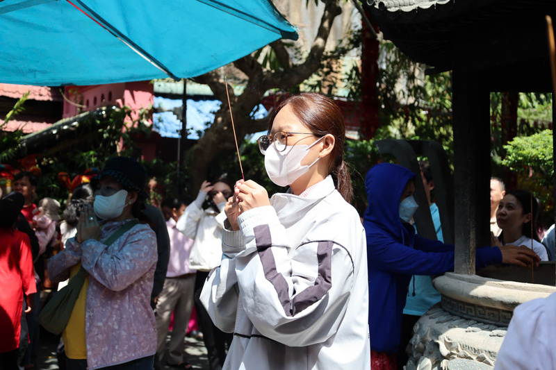 Đi lễ chùa đầu năm đã trở thành thói quen của nhiều bạn trẻ Gen Z, vừa để vãn cảnh, vừa để tìm lại sự bình yên trong tâm hồn trước thềm năm mới. Ảnh: Minh Anh