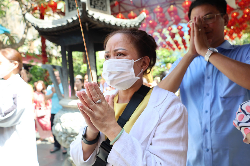 Bà Nguyễn Thị Thanh Hương (phường Tân Phú) thành tâm khấn nguyện trước điện thờ. Ảnh: Minh Anh