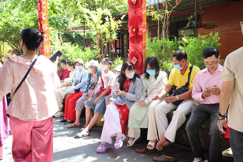 Phút nghỉ chân của các gia đình và nhóm bạn trẻ sau khi hành lễ. Ảnh: Minh Anh