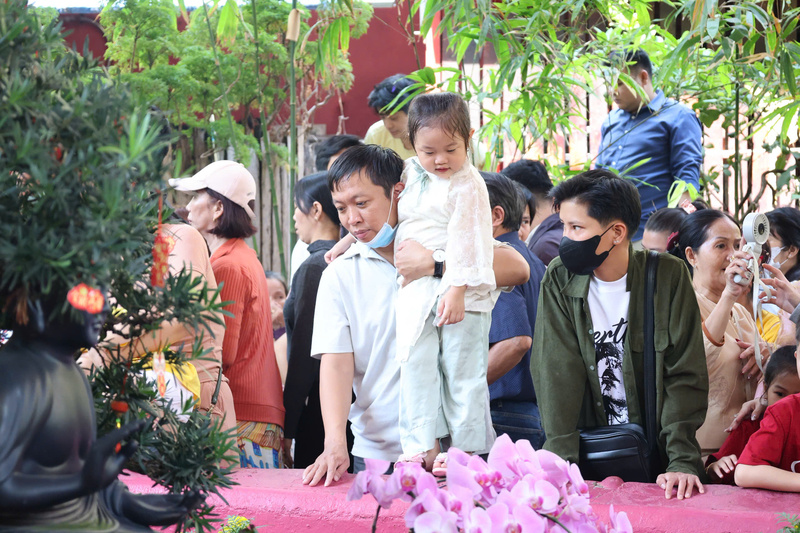 Các em nhỏ được cha mẹ đưa đi lễ chùa từ sớm để cảm nhận không khí Tết cổ truyền và học cách cầu chúc điều lành cho người thân. Ảnh: Minh Anh
