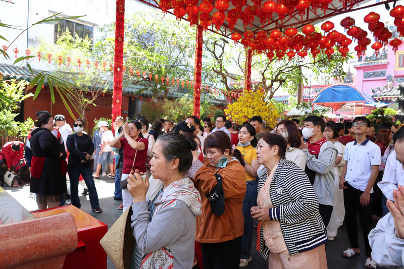 Du khách từ các tỉnh lân cận cũng chọn chùa Ngọc Hoàng làm điểm đến tâm linh để gửi gắm mong ước về một năm Bính Ngọ hanh thông. Ảnh: Minh Anh