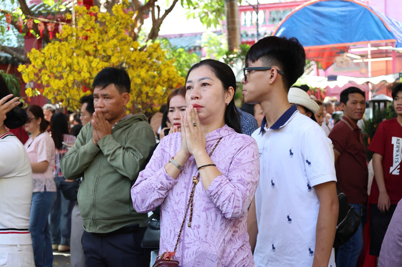 Không chỉ là tín ngưỡng, đi lễ chùa đầu năm còn là khoảnh khắc để mỗi người tìm lại sự thanh thản trong tâm hồn sau một năm bận rộn. Ảnh: Minh Anh