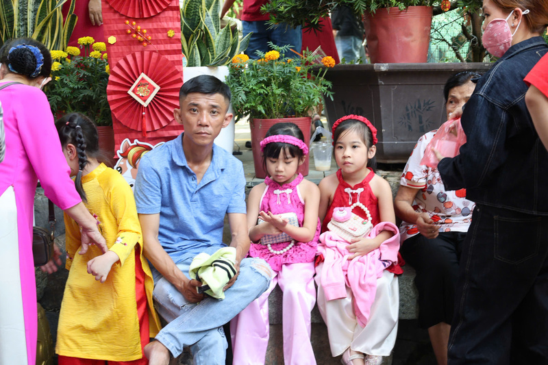 Các bậc phụ huynh đưa con nhỏ đi lễ chùa ngày đầu năm. Ảnh: Minh Anh