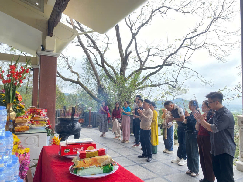 Người dân thành kính dâng hương tại khu mộ bà Hoàng Thị Loan (thân mẫu Chủ tịch Hồ Chí Minh).