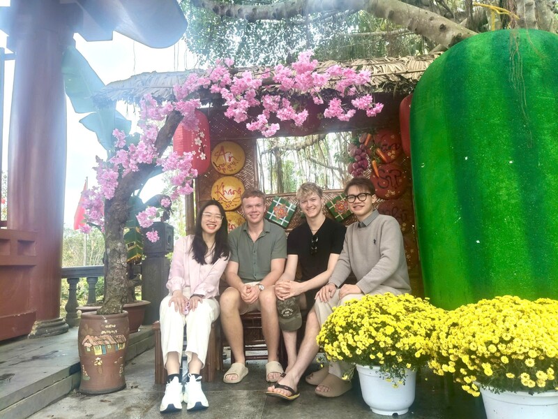 Rất đông các du khách nước ngoài đã về Khu di tích Kim Liên trong ngày đầu năm mới