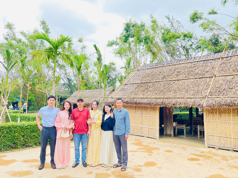 Những khoảnh khắc ý nghĩa, thiêng liêng trong ngày mùng Một Tết.