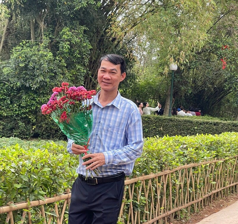 Những bó hoa tươi thắm mang đầy tình cảm về với quê Bác trong ngày đầu năm mới