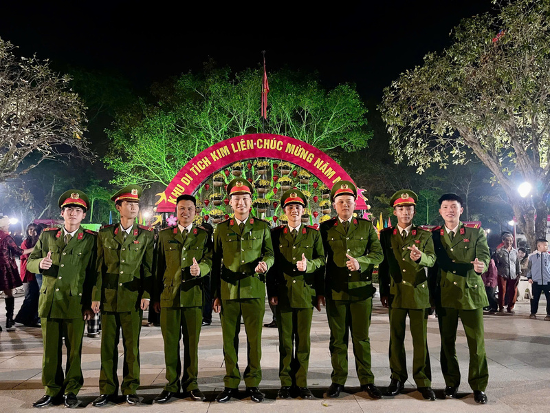 Cán bộ, nhân viên, lực lượng công an ở Khu di tích Kim Liên trực 24/24 để phục vụ người dân về dâng hương, tưởng niệm Chủ tịch Hồ Chí Minh