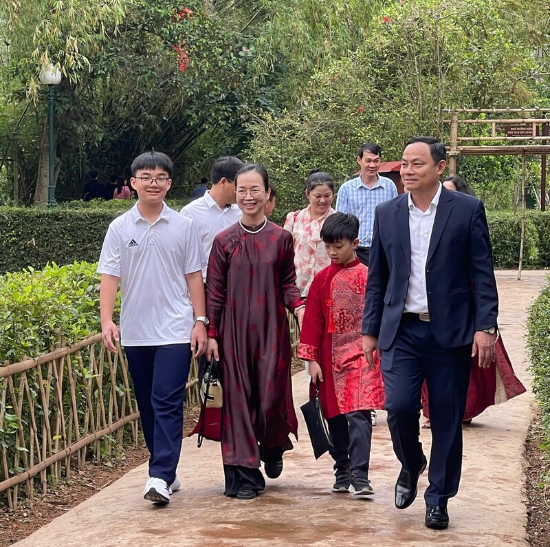 Con đường thân thương dẫn vào ngôi nhà tranh đơn sơ của gia đình Bác