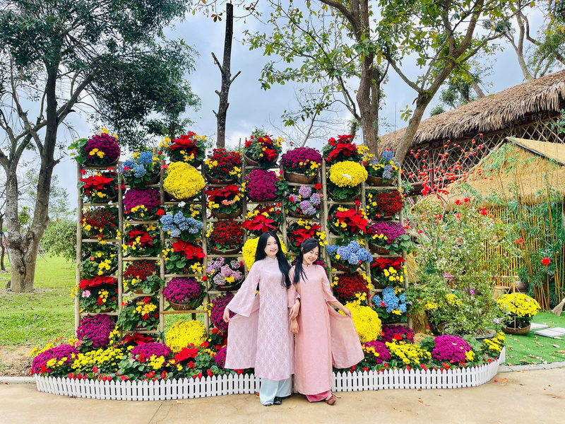 Khu di tích Kim Liên bố trí các không gian xuân rực rỡ để người dân tham quan, thư giãn ngắm cảnh và lưu lại những hình ảnh đẹp