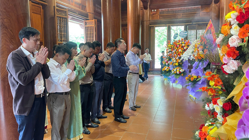 Dòng người nối tiếp nhau dâng hương, dâng hoa tại nhà tưởng niệm Chủ tịch Hồ Chí Minh. Lễ dâng hương không chỉ là hoạt động mang ý nghĩa truyền thống, mà còn là dịp để người dân, các cơ quan, đơn vị báo công với Bác về những kết quả đã đạt được trong năm qua