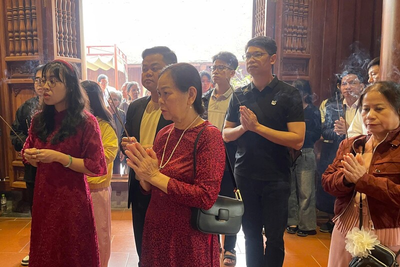 Người dân thành kính dâng hương bày tỏ tình cảm, niềm biết ơn vô hạn với Chủ tịch Hồ Chí Minh