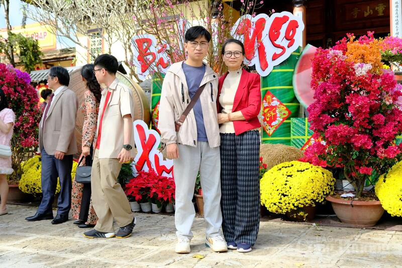 Hai mẹ con chị Trần Thu Hương (quê Phú Thọ) năm nay đón Tết tại Đà Lạt. Ảnh: Lê Sơn