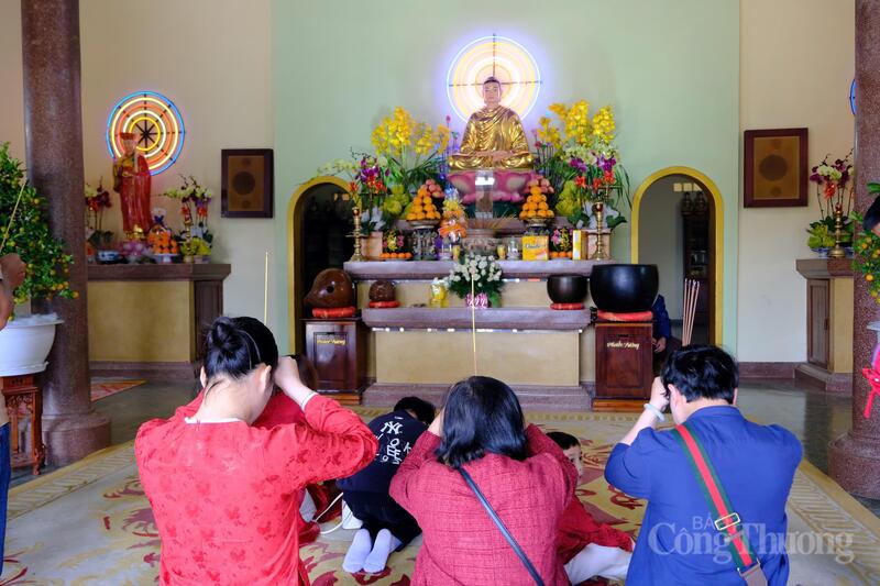 Người dân, du khách thắp nhang tại chùa Quán Thế Âm Đà Lạt. Ảnh: Lê Sơn