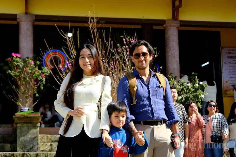 Gia đình anh Christopher Denis Delacour, hiện là giảng viên Trường Đại học RMIT, TP. Hồ Chí Minh. Ảnh: Lê Sơn